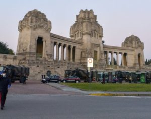 Caixões em caminhões militares comovem italianos; assista