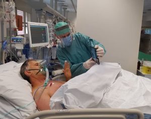 Italianos doam tablets para pacientes terminais de covid-19 dizerem adeus a familiares