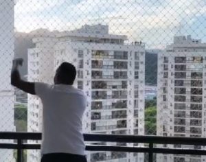 Mumuzinho faz show na varanda de casa durante quarentena e viraliza; assista