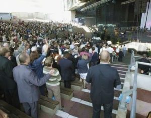 Evento com 2 mil fiéis em igreja evangélica ajudou a propagar o coronavírus na França