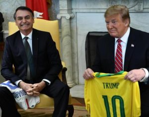 Governo restringe entrada aérea no país mas exclui EUA, onde epidemia se espalha com rapidez