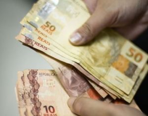 Auxílio de R$ 600 poderá ser sacado em lotéricas, Correios e bancos públicos
