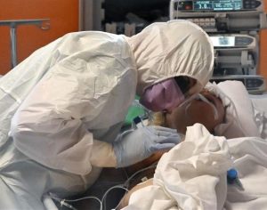 Adolescente com covid-19 morre após não ser atendido por hospital dos EUA
