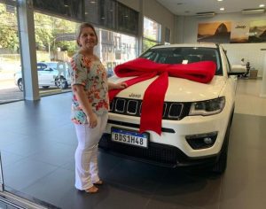 Professora ganha Jeep em sorteio de shopping de Londrina