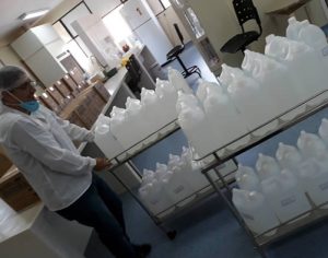 Professores e alunos da UEL produzem álcool 70% para combate ao coronavírus