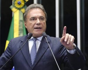 ‘Prepotente e irresponsável’, diz Alvaro Dias sobre discurso de Bolsonaro