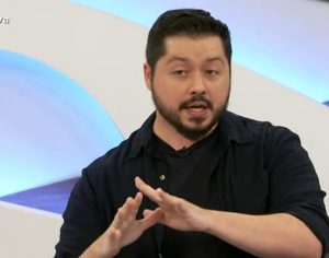 ‘Sair do isolamento agora é querer voltar a mundo que não existe mais’, diz Atila Iamarino
