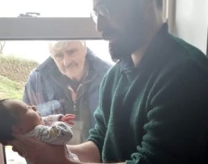 Avô em quarentena conhece o neto recém-nascido pela janela de casa