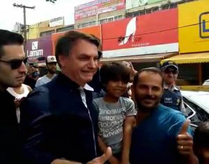 Bolsonaro faz passeio com aglomeração e diz: ‘Todos iremos morrer um dia’