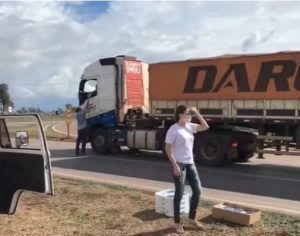 Churrascaria distribui marmitas para caminhoneiros em meio à pandemia; assista