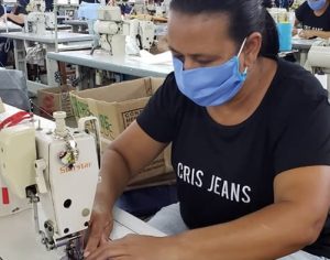 Voluntários produzem 8 mil máscaras para o HU em Londrina