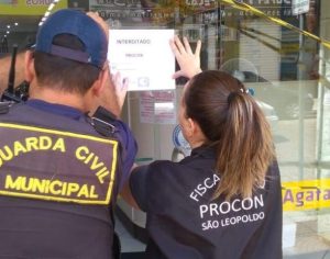 Farmácia é interditada por vender álcool em gel a R$ 300