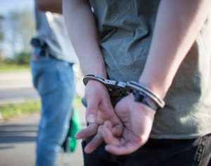 Jovem com covid-19 é preso após fugir de quarentena para ir à festa e futebol