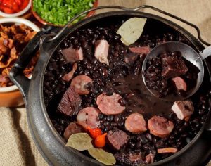 Cemitério de Automóveis promove mais um “Pé de Samba com Feijoada”