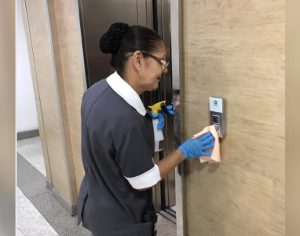Shopping posta imagem de idosa limpando elevador e revolta internautas
