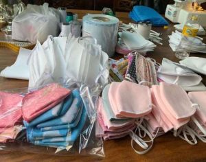 Voluntários produzem 1.000 máscaras de proteção e doam para hospitais e abrigos