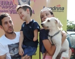 Menino com deficiência física adota cão sem uma pata em Londrina