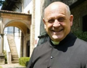 Padre italiano morre após ceder respirador a paciente mais jovem