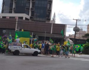 Manifestantes fazem ato de apoio ao governo em Londrina