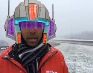 Repórter ativa filtros do Facebook acidentalmente em transmissão ao vivo e vira meme; assista