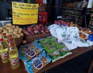 Comerciante cria ‘mesa solidária’ para doar alimentos durante pandemia