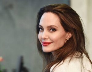 Angelina Jolie doa R$ 5 milhões para manter merenda de alunos durante quarentena