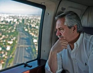 Governo da Argentina impede demissões, dá desconto em contribuição e complementará salários