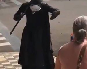 Fantasiado de ‘Morte’, homem pede para que idosos fiquem em casa; assista