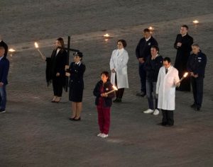 Médicos e enfermeiros acompanham Papa Francisco na procissão de Via Crucis no Vaticano