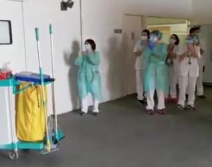 Equipe de limpeza de hospital recebe homenagem de médicos e enfermeiros; assista