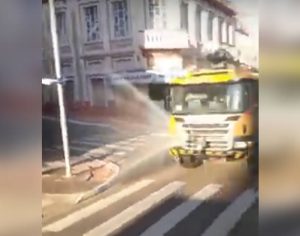 Carro da ‘desinfecção’ dá banho em pedestres em cidade do Paraná; assista