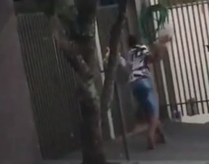 Cena forte: homem é flagrado jogando cão dentro de garagem em Ibiporã