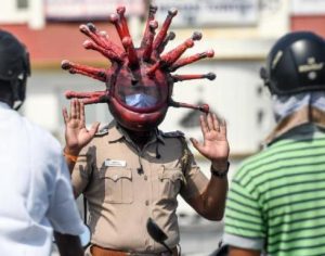 Policial usa capacete em formato de coronavírus para alertar pessoas nas ruas