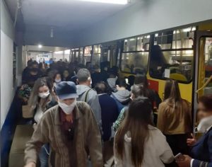 Terminal: fluxo intenso e ônibus quebrado na volta do comércio em Londrina