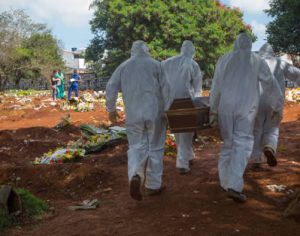 Brasil registra 133 mortes em apenas um dia e total chega a 800