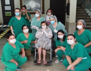Idosa de 91 anos volta para casa após se recuperar da covid-19 no Norte do Paraná