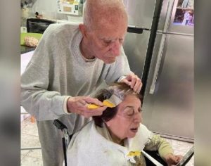 Idoso de 92 anos pinta cabelo da esposa durante quarentena e foto viraliza