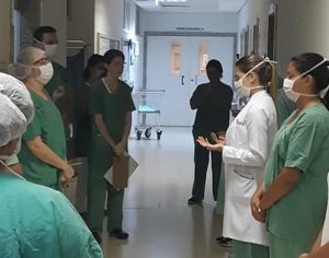 Foto de médicos e enfermeiros orando no HU em Londrina viraliza
