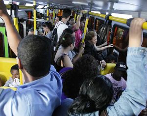 Mesmo com quarentena, ônibus estão superlotados em Londrina