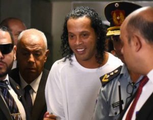 Ronaldinho e irmão pagam fiança milionária e vão para prisão domiciliar