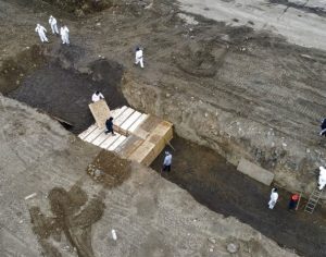 Nova York enterra vítimas de covid-19 em vala comum