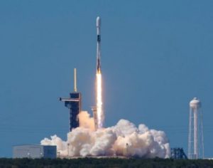 Foguete da SpaceX com dois astronautas é lançado na Flórida; assista