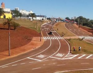 Trânsito embaixo do viaduto da Dez de Dezembro é parcialmente liberado