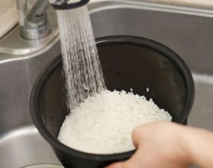 Especialistas garantem que você não deve lavar o arroz antes de cozinhar