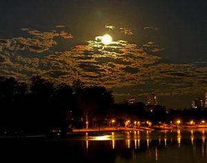 Superlua poderá ser vista nesta quarta-feira; entenda o fenômeno