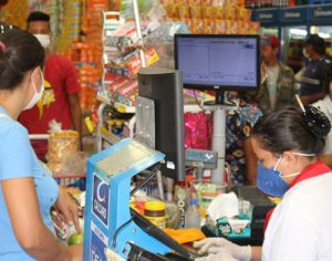 Decreto autoriza mercados abrirem 24 h, com limite de 2 pessoas por família no local