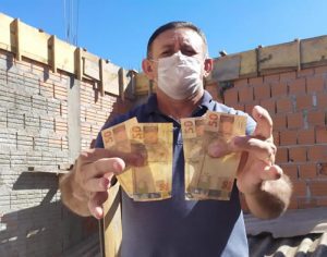 Pipoqueiro acha R$ 200 em caixa eletrônico e devolve dinheiro em Londrina
