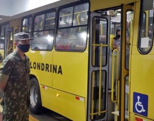 Soldados do Tiro de Guerra auxiliam no transporte coletivo de Londrina