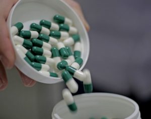 Metade dos médicos relata pressão para dar remédio sem comprovação científica