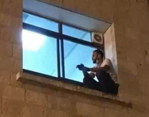 Homem escala parede de hospital para se despedir da mãe com covid-19